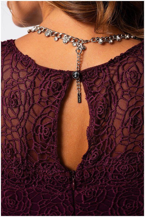 Close-up of the Bordeaux Lace Overalls detail and back closure on the Overall Jody evening jumpsuit