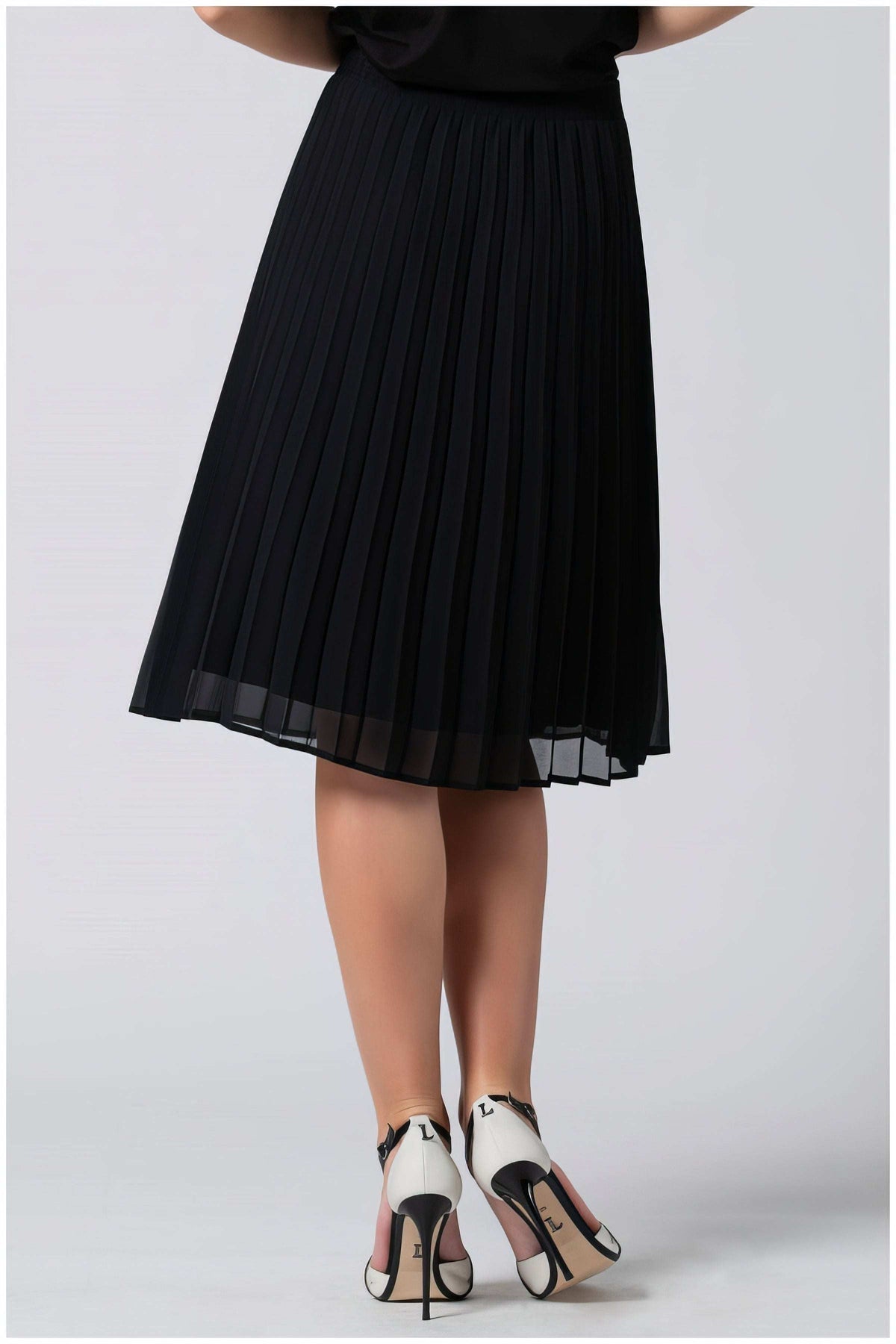 Lola Pleated Skirt in Black. Pleated skirt. Elastic Waist.